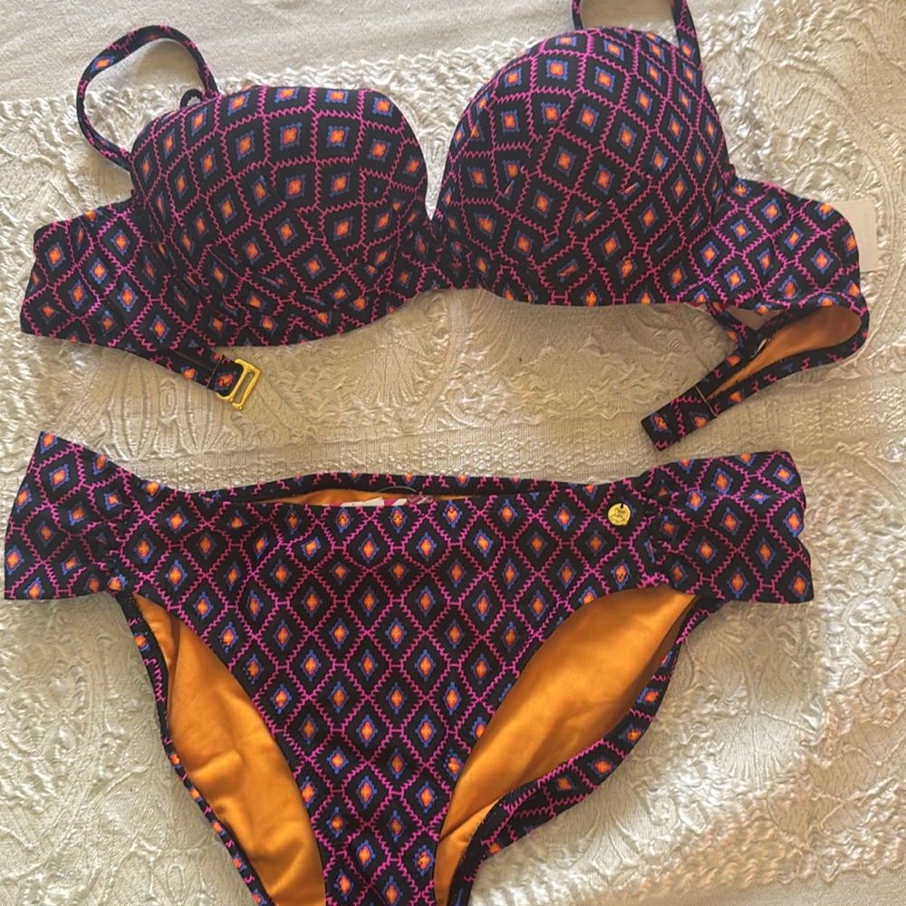 Raisins 2 piece Bikini Size Large NWT Black Purple Geometric
